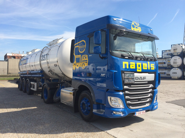 Обои картинки фото автомобили, daf , выставка, улица, грузовик, седельный, тягач