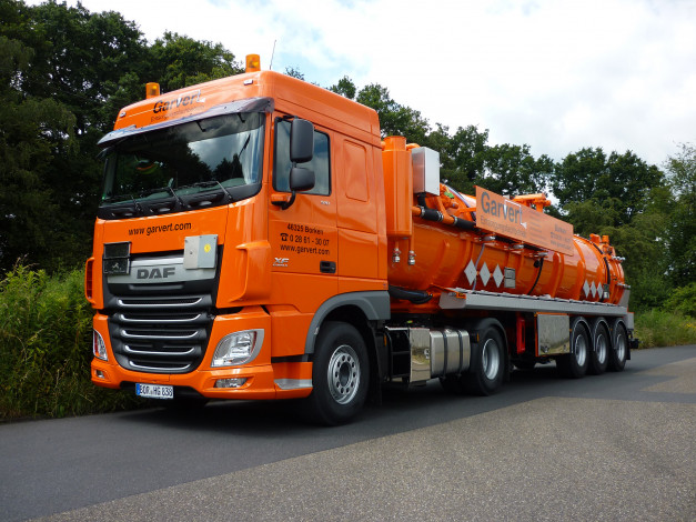 Обои картинки фото автомобили, daf , выставка, улица, грузовик, седельный, тягач