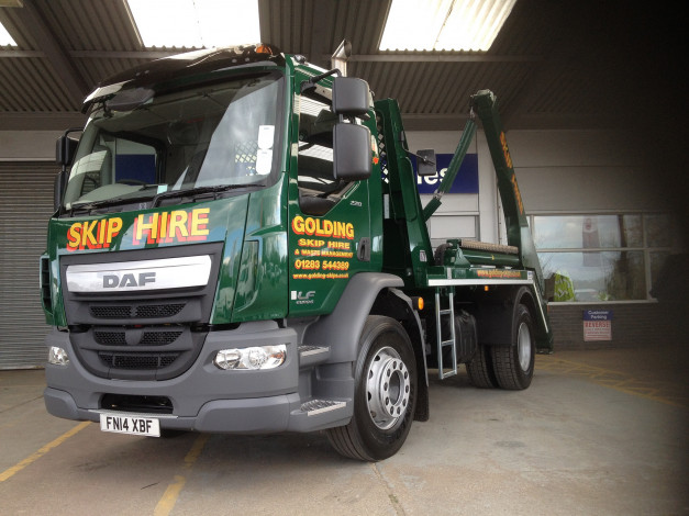 Обои картинки фото автомобили, daf , выставка, улица, грузовик, седельный, тягач