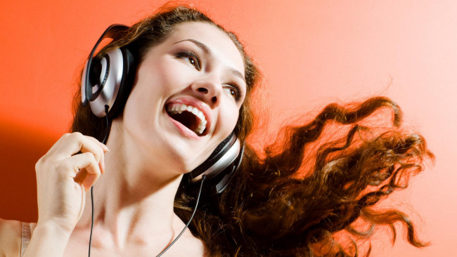 Обои картинки фото музыка, -другое, девушка, наушники, смех, лицо