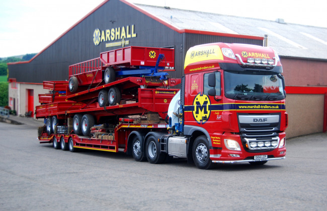 Обои картинки фото автомобили, daf , выставка, улица, седельный, тягач, грузовик