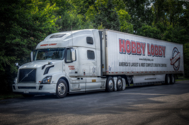 Обои картинки фото volvo, автомобили, volvo trucks , выставка, улица, седельный, тягач, грузовик