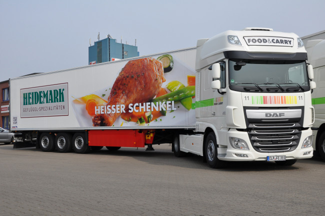 Обои картинки фото автомобили, daf , выставка, улица, седельный, грузовик, тягач