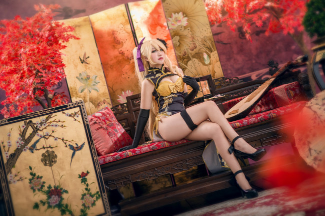 Обои картинки фото девушки, -unsort , азиатки, картины, блондинка, диван, красный, руки, интерьер, девушка, взгляд, комната, мебель, ножки, фон, ноги, стиль, поза, образ, наряд, туфли, секси, лицо, костюм, грудь