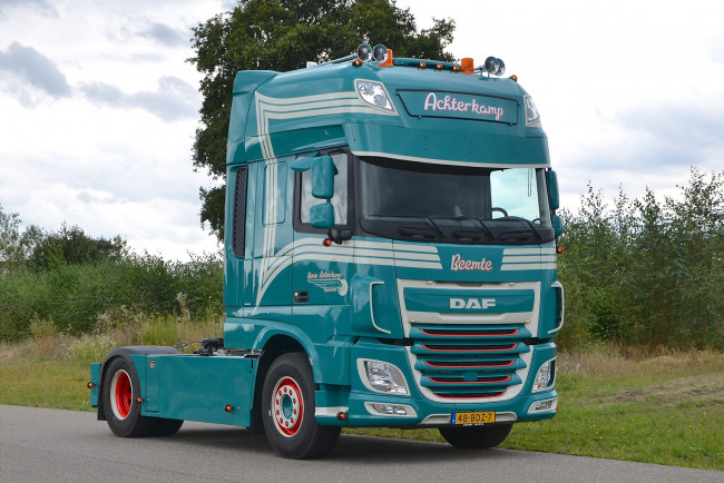 Обои картинки фото автомобили, daf , выставка, улица, грузовик, седельный, тягач