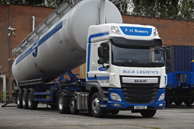 Обои картинки фото автомобили, daf , выставка, улица, грузовик, седельный, тягач