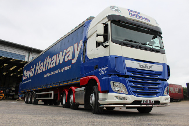 Обои картинки фото автомобили, daf , выставка, улица, тягач, грузовик, седельный