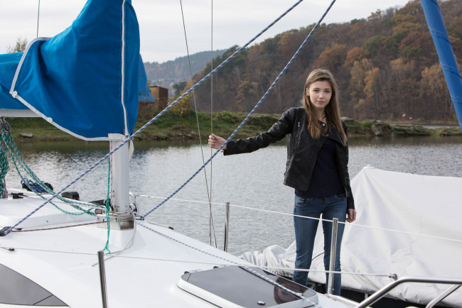 Обои картинки фото девушки, mila azul, горы, лес, яхта, взгляд, фон, девушка