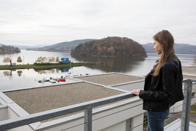 Обои картинки фото девушки, mila azul, остров, озеро, фон, девушка