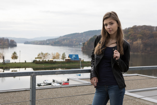 Обои картинки фото девушки, mila azul, озеро, девушка, взгляд, фон