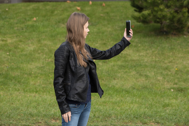 Обои картинки фото девушки, mila azul, селфи, фон, девушка