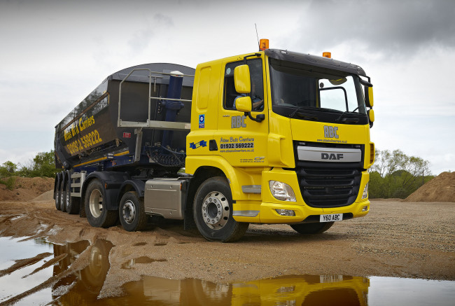 Обои картинки фото автомобили, daf , выставка, улица, грузовик, седельный, тягач