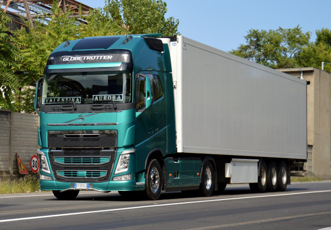 Обои картинки фото volvo, автомобили, volvo trucks , выставка, улица, седельный, грузовик, тягач