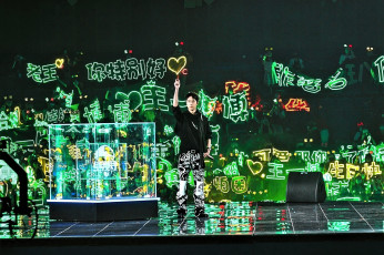 Картинка мужчины wang+yi+bo актер певец сцена куб