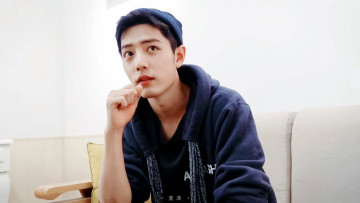 Картинка мужчины xiao+zhan актер шапка толстовка диван