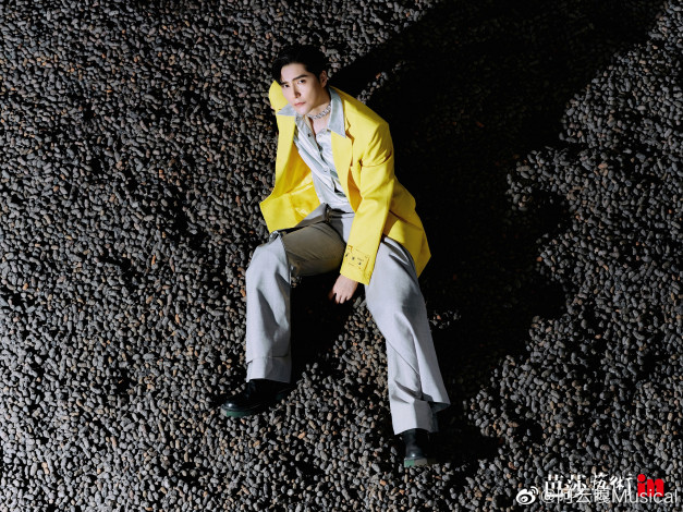 Обои картинки фото мужчины, a yun ga, a, yun, ga, пиджак, гравий