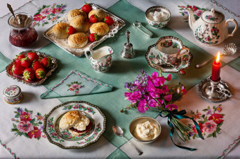 Картинка еда натюрморт булочки клубника варенье сахар свеча