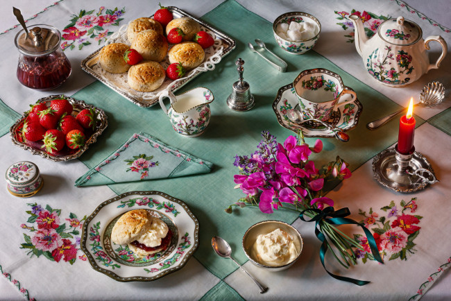 Обои картинки фото еда, натюрморт, булочки, клубника, варенье, сахар, свеча