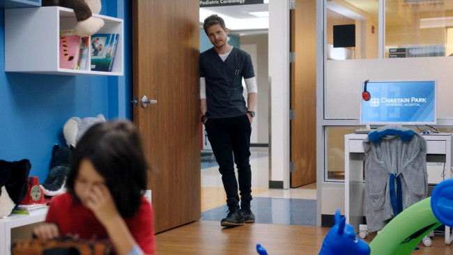 Обои картинки фото кино фильмы, the resident, мужина, комната, ребенок, больница