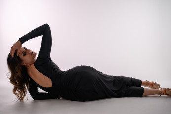 Картинка сексуальная+девушка девушки -+брюнетки +шатенки девушка женщина шатенка темноволосая сексуальная модель звезда позирует разная обувь верхняя стильная одежда нижнее эротическое бельё трусы лифчик колготки чулки аксессуары макияж и множество элементов на фотографии