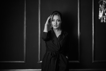 Картинка сексуальная+девушка девушки -+черно-белые девушка женщина шатенка темноволосая сексуальная модель звезда позирует разная обувь верхняя стильная одежда нижнее эротическое бельё трусы лифчик колготки чулки аксессуары макияж и множество элементов на фотографии