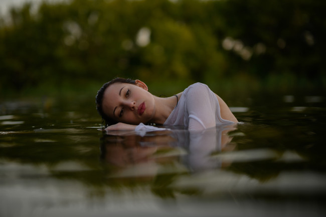 Обои картинки фото сексуальная девушка, девушки, - брюнетки,  шатенки, девушка, женщина, брюнетка, темноволосая, сексуальная, модель, звезда, позирует, разная, обувь, верхняя, стильная, одежда, нижнее, эротическое, бельё, трусы, лифчик, колготки, чулки, аксессуары, макияж, и, множество, элементов, на, фотографии