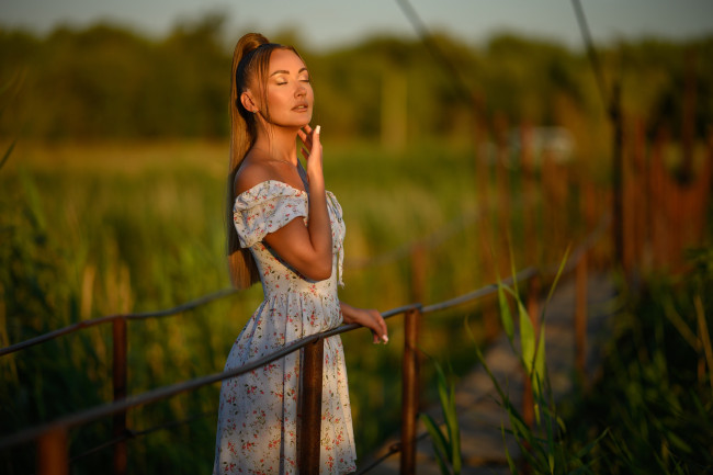 Обои картинки фото сексуальная девушка, девушки, - брюнетки,  шатенки, девушка, женщина, шатенка, темноволосая, сексуальная, модель, звезда, позирует, разная, обувь, верхняя, стильная, одежда, нижнее, эротическое, бельё, трусы, лифчик, колготки, чулки, аксессуары, макияж, и, множество, элементов, на, фотографии