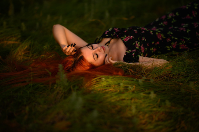 Обои картинки фото сексуальная девушка, девушки, - рыжеволосые и разноцветные, девушка, женщина, рыжая, светлая, тёмная, сексуальная, модель, звезда, позирует, разная, обувь, верхняя, стильная, одежда, нижнее, эротическое, бельё, трусы, лифчик, колготки, чулки, аксессуары, макияж, и, множество, элементов, на, фотографии