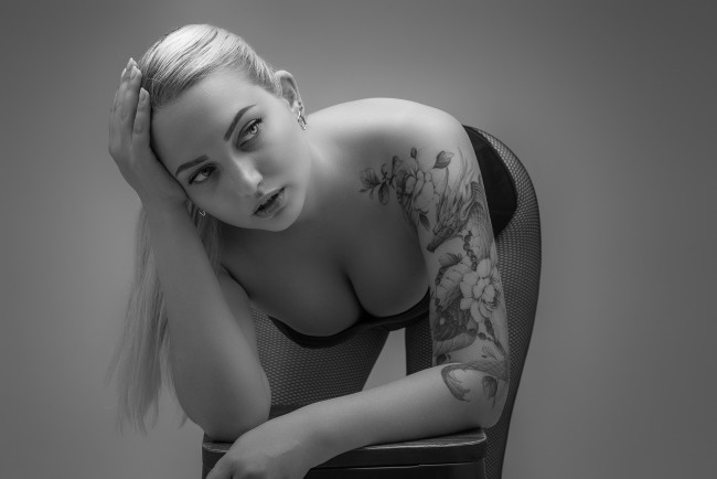 Обои картинки фото сексуальная девушка, девушки, - черно-белые, девушка, женщина, блондинка, светловолосая, сексуальная, модель, звезда, позирует, разная, обувь, верхняя, стильная, одежда, нижнее, эротическое, бельё, трусы, лифчик, колготки, чулки, аксессуары, макияж, и, множество, элементов, на, фотографии