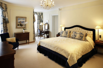 Картинка интерьер спальня кровать подушка окно зеркало картина