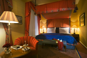 Картинка интерьер спальня стол лампа кровать портьеры кресло