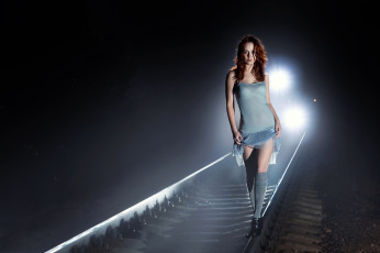 Картинка -Unsort+Брюнетки+Шатенки девушки unsort брюнетки шатенки ноЧь железнаЯ дорога поезд свет платье гольфы шпалы