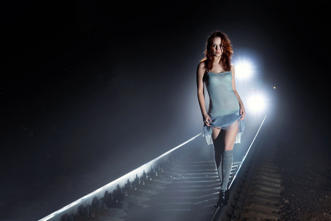 Обои картинки фото -Unsort Брюнетки Шатенки, девушки, unsort, брюнетки, шатенки, ноЧь, железнаЯ, дорога, поезд, свет, платье, гольфы, шпалы