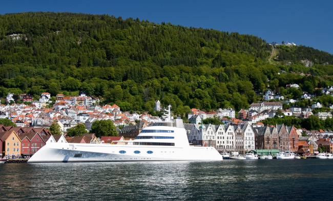 Обои картинки фото andrey, melnichenko, корабли, Яхты, горы, яхта, море, причал, город, лес