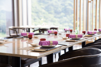 Картинка интерьер декор +отделка +сервировка салфетки тарелки сервировка стол кафе