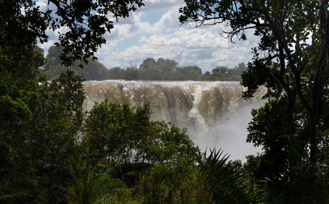 Обои картинки фото природа, водопады, облака, небо, водопад, зелень, растения, деревья