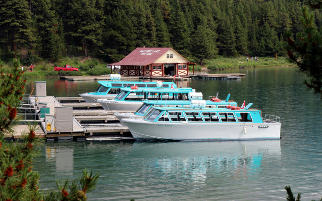 Обои картинки фото корабли, порты ,  причалы, лес, деревья, река, прогулочные, катера