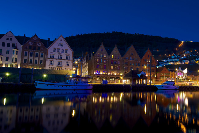 Обои картинки фото корабли, разные вместе, город, море, порт, катер, яхта, ночные, огни