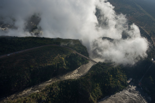 Обои картинки фото природа, водопады, мост, местность, пар, сверху, вид, дорога, облако, река