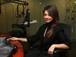 Картинка девушки sarah+hyland интервью микрофон актриса улыбка сара хайленд студия