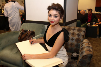 Картинка девушки sarah+hyland диван актриса сара хайлэнд платье книга улыбка