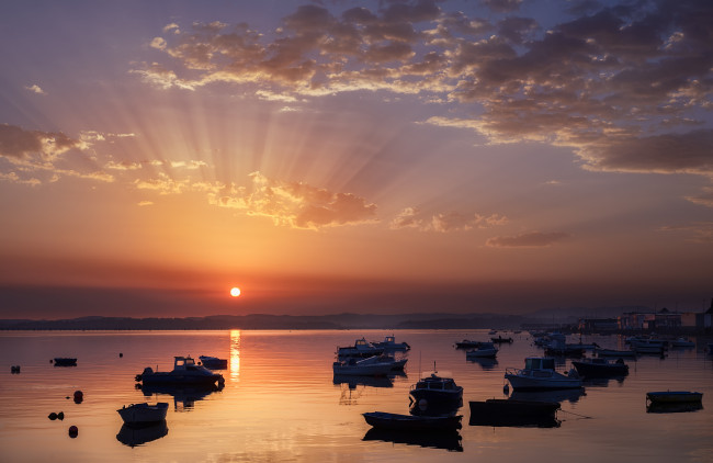 Обои картинки фото корабли, разные вместе, закат