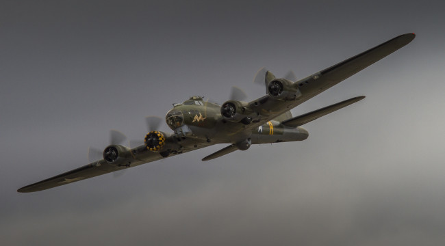 Обои картинки фото boeing b-17g flying fortress, авиация, боевые самолёты, бомбардировщик