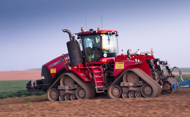 Обои картинки фото техника, тракторы на гусенецах, работы, сельхоз