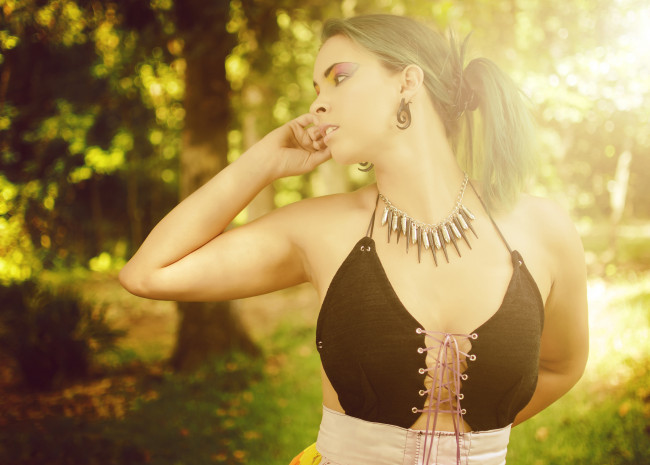 Обои картинки фото девушки, -unsort , брюнетки, темноволосые, бусы, серьги