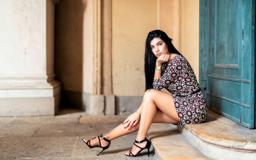 Картинка девушки -+брюнетки +шатенки девушка модель брюнетка красотка поза улица взгляд макияж одежда martina