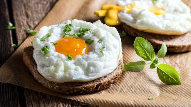 Обои картинки фото еда, яйца, глазунья, базилик