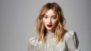 Картинка девушки phoebe+dynevor блондинка лицо платье