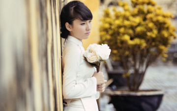 Картинка девушки -+брюнетки +шатенки брюнетка блузка цветы стена