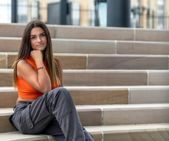 Обои картинки фото девушки, - брюнетки,  шатенки, ступени, шатенка, топ